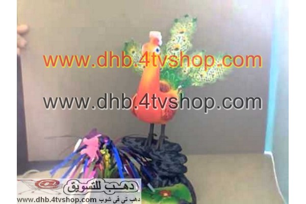 طاووس ملون مغرد ومقلمة مكتب على فرع شجرة